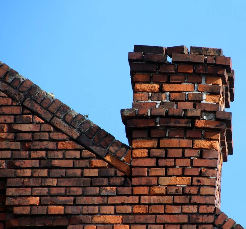 Damaged chimney on an Stanton home showing cracks and missing mortar
